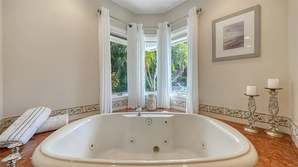 Master bath soaking tub